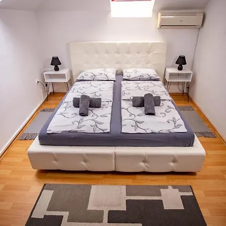 Paris Night Private Parking Apartment Nis