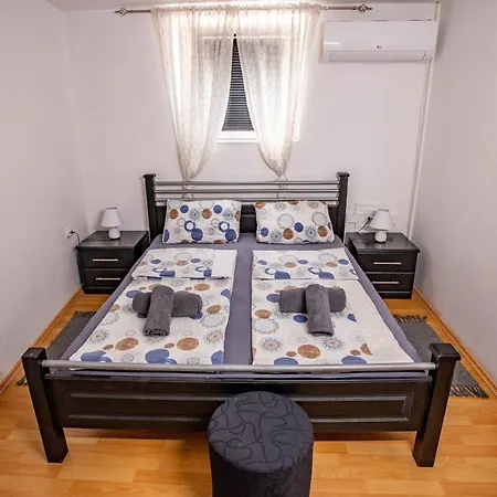 Paris Night Private Parking Nisz